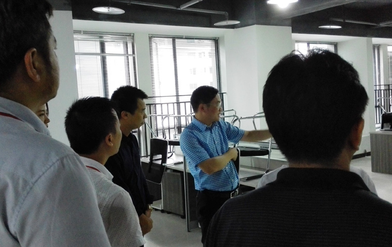 赖区长鼓励重庆乐竟体育网络公司要多进行创新，并就乐竟体育未来发展方向做出重要指示。