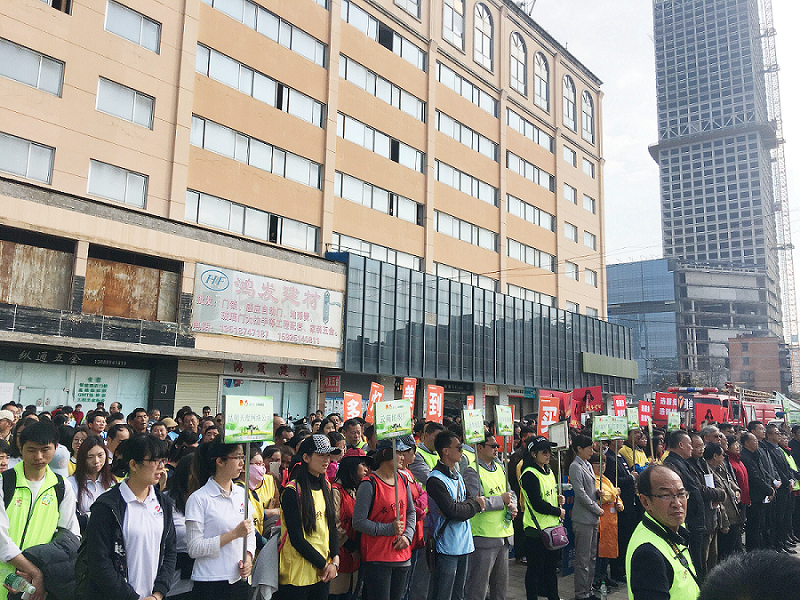 2017年3月5日，是我国第54个学雷锋纪念日。3月份的春天万物复苏，百花齐放。阳光透过淡薄的云层照耀着大地，它的万道金光愉快地普照着万物。春风拂面,是那么清柔,那么亲切,就像是雷锋的精神一直温暖着、鼓舞着乐竟体育!
